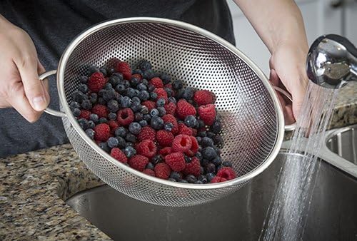 TableCraft H904BH 4.6 Quart Stainless Steel Colander with Handles – Durable Kitchen Strainer for Fruits, Vegetables, Pasta, and Grains – Footed Base for Stability – Easy to Clean – Dishwasher Safe
