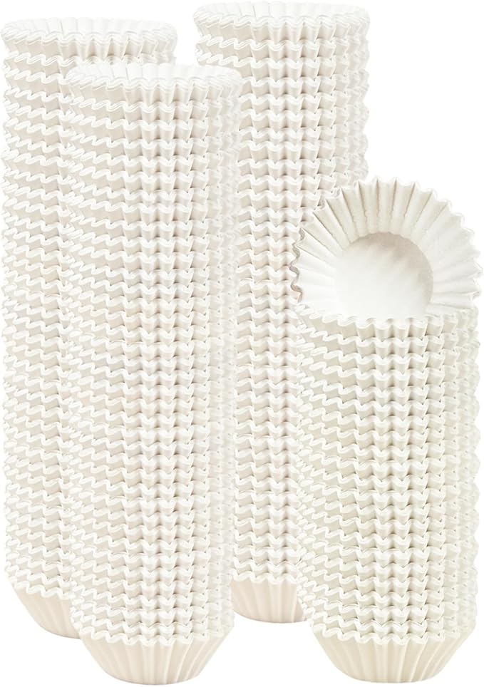 qiqee 600 Count Mini Cupcake Liners White Muffin Liners Food Grade Baking Cups Paper No Smells（Small Size）